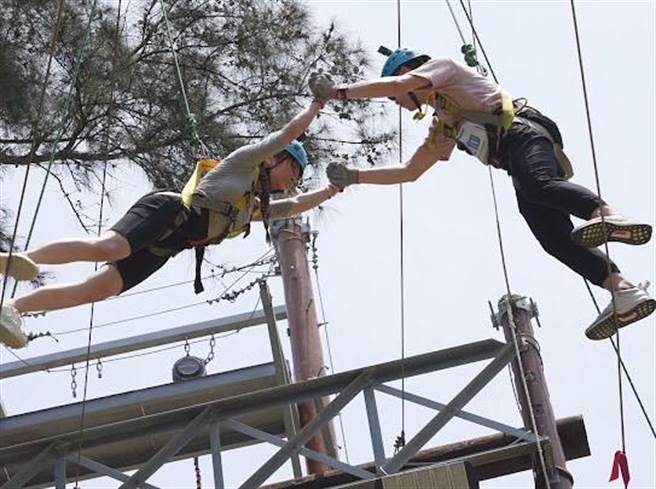 「D奶女神」筱崎泫担任Carry伙伴。（火星多媒体有限公司提供）