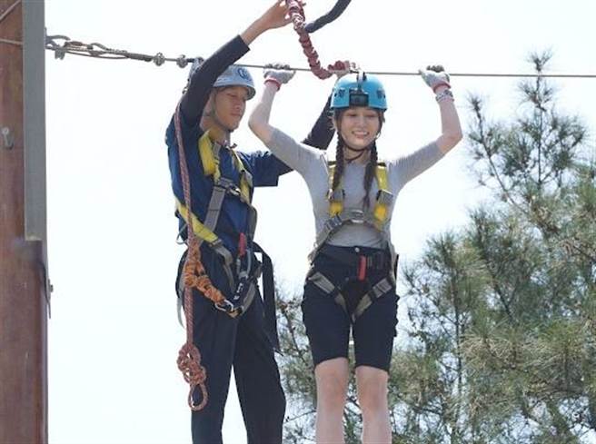 筱崎泫晃乳挑战空中独木桥。（火星多媒体有限公司提供）