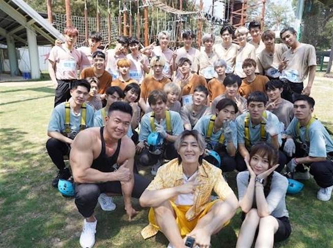 「背肌男神」李沛旭和「D奶女神」筱崎泫担任C（火星多媒体有限公司提供）arry伙伴。