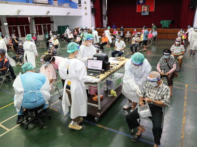 嘉义县9月15日至9月26日将陆续由村里长通知符合资格的长辈接种第二剂疫苗，同时重启大型接种站替长辈打疫苗。（嘉义县政府提供∕吕妍庭嘉义传真）
