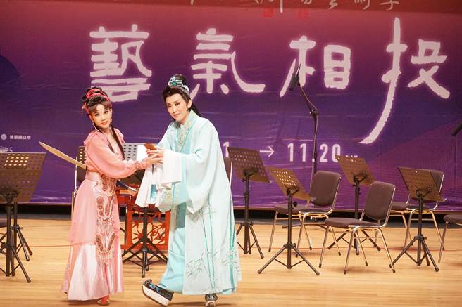 「2021南投剧场艺术季」已自8月31日起已正式起跑，8日表演团体之一的李静芳歌仔戏团，展现《鸳鸯情》桥段，邀请观眾，在后疫情的E时代，期盼民眾「艺」起来相遇。（黄国峰摄）