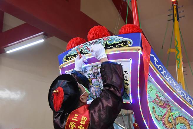 琉球乡三隆宫辛丑正科迎王平安祭典将于12月登场，庙方8日举行王船进水典礼。（屏县府提供／谢佳潾屏东传真）