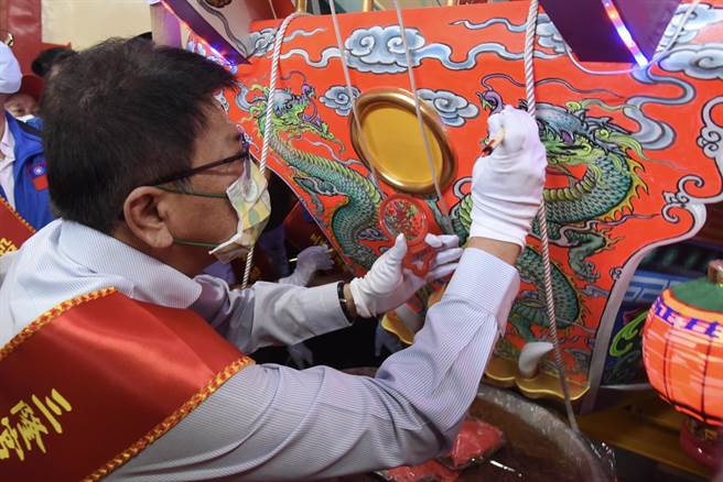 琉球乡三隆宫辛丑正科迎王平安祭典将于12月登场，庙方8日举行王船进水典礼。（屏县府提供／谢佳潾屏东传真）