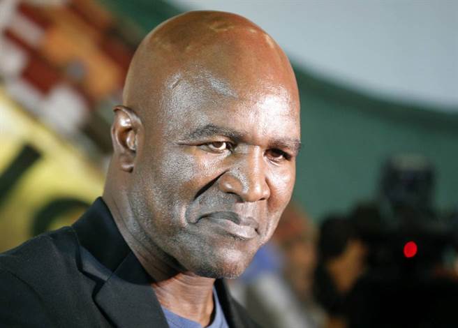 今年58岁的退役拳王贺利菲德重返擂台。（美联社资料照）