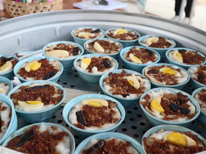 即日起每周六、日，每天固定在长短树公园提供50份碗粿贩售。（张毓翎摄）