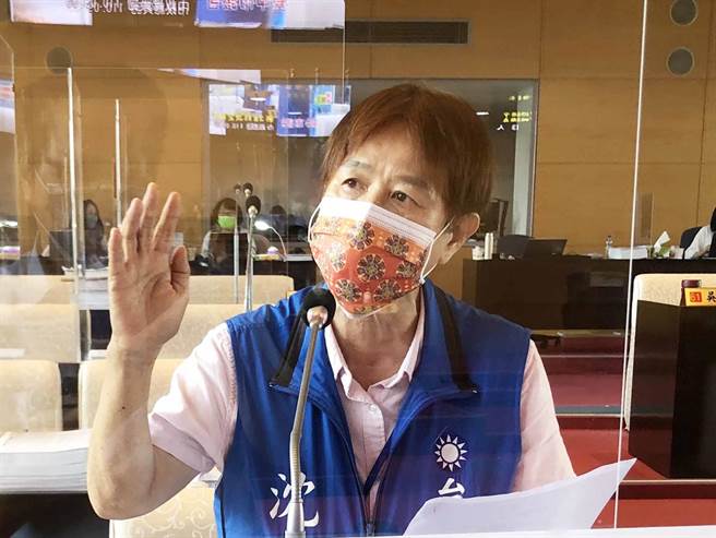 市議員沈佑蓮8日質詢時，要求市府將大坑風景區遊客服務中心與捷運綠線的場站共構。（陳世宗攝）