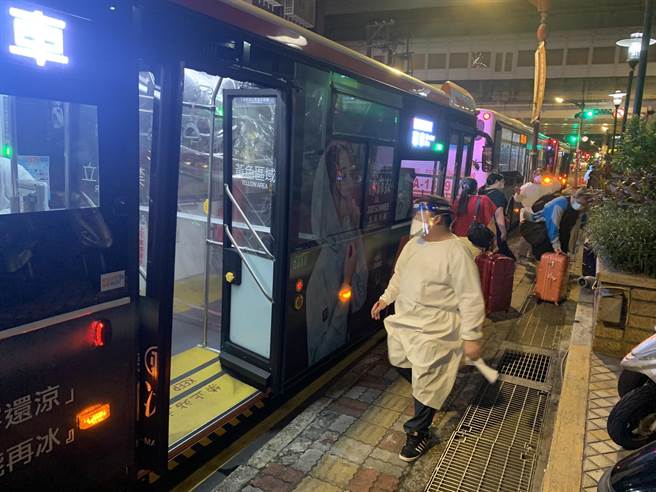 住户陆续搭乘公车前往集中检疫所。（王扬杰摄）