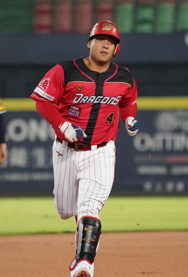 味全龙捕手吉力吉捞．巩冠敲出本季第3轰。（味全龙提供）