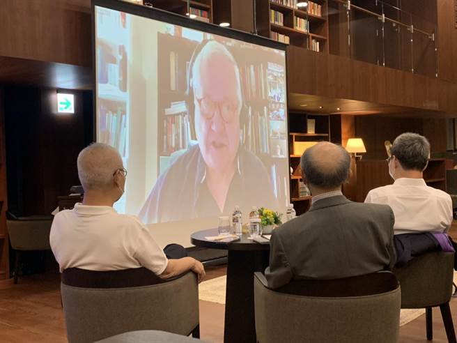 台北論壇今晚舉辦的「台北茶館」視訊活動，邀請到CSIS會長何慕理以「當前美國內政」為題發表演說。（楊孟立攝）