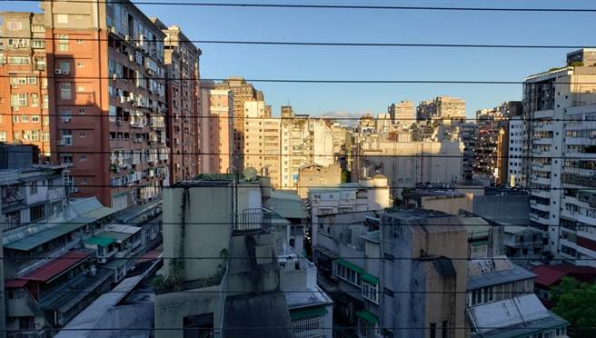 黃秋生在臉書曬出多張照片，網友一看就知道他人已在台灣隔離中。(圖/ 摘自黃秋生臉書)