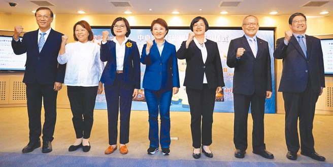 台中市长卢秀燕（中）曾与南投县长林明溱（左起）、嘉义市长黄敏惠、云林县长张丽善、彰化县长王惠美、苗栗县长徐耀昌、新竹县长杨文科等人，扩大中台湾区域治理平台，携手在观光旅游、交通建设等议题合作。（本报资料照片）