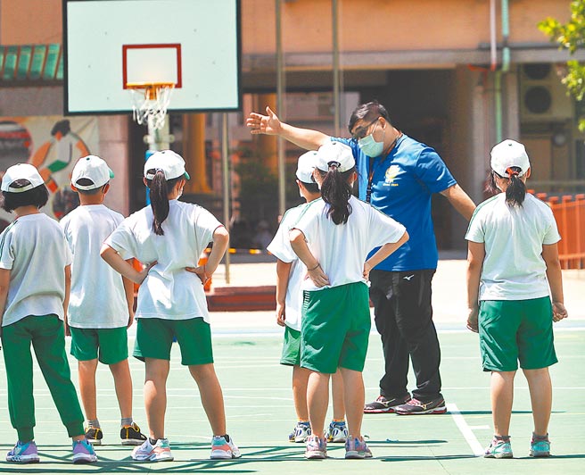 為防疫情擴大，新北某國小附幼7日預防性停課，全校完成清消內外環境，但國小部分依舊正常上課，學生戴口罩上體育課。（陳怡誠攝）