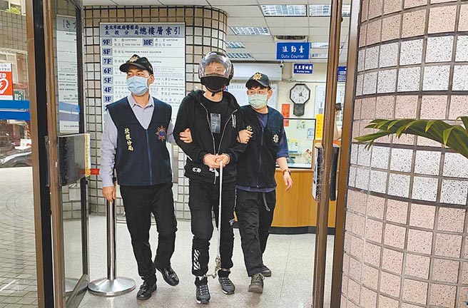 北联帮成员杨志豪（中）因不满小弟吸毒死亡，到北投妈祖文化协会开枪，被捕后还如走「星光大道」进警局投案，引爆「北投之乱」。（本报资料照片）