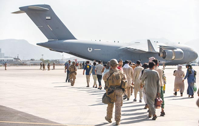 美軍撤離阿富汗，塔利班迅速取得政權，有印度媒體報導，巴基斯坦協助塔利班牽制反塔武裝力量，不過遭到否認。圖阿富汗喀布爾的哈米德卡爾扎伊國際機場撤離期間的畫面。（摘自美國國防部官網）