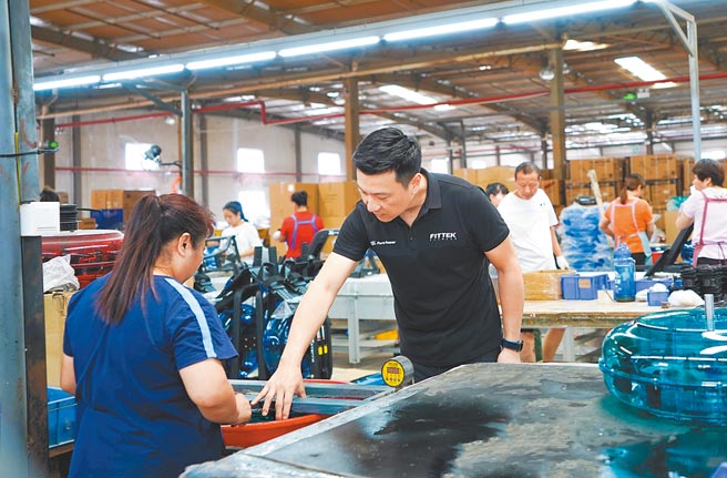 海基會表示，因近期疫情趨緩，依據中央疫情指揮中心防疫指引及縣市政府相關措施，規畫於秋節後辦理台商參訪聯誼活動。圖為漳州台商於工廠內指導工人作業。（中新社）