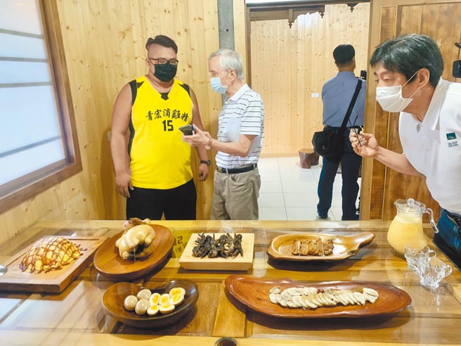 青農張宏翊（左），將雞舍改造成招待所，推出有肉無菜單料理。（廖志晃攝）