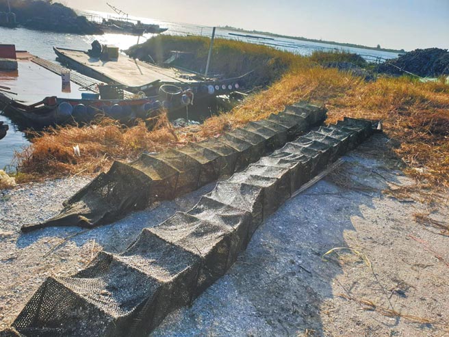 台南市政府為保育漁業資源，每年9、10月禁止民眾在潟湖及河川水域用蜈蚣網具採捕。（張毓翎攝）