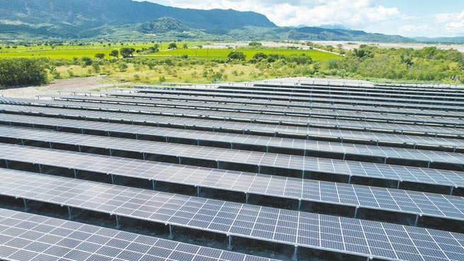 台東縣池上鄉公所活化舊垃圾掩埋場做為地面型光電廠。（民眾提供／蔡旻妤台東傳真）