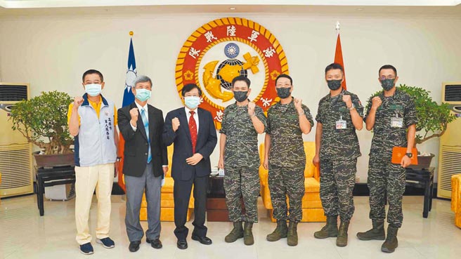 中秋佳節前夕，高市府祕書長楊明州（左三）代表高雄市長陳其邁慰勞辛苦的國軍弟兄，向官兵表達感恩與祝福佳節快樂。（高市兵役處提供／柯宗緯高雄傳真）