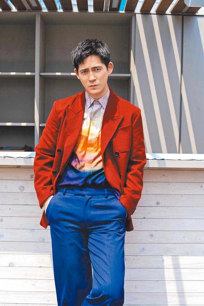 周渝民日前為宣傳新戲《逆局》接受專訪。（愛奇藝國際站提供、服裝提供：Berluti）