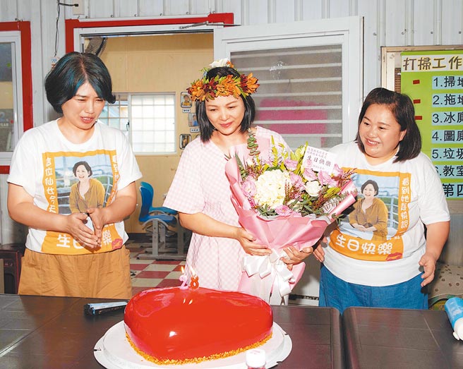 杨贵媚（中）6日生日，穿特制T-shirt的闺蜜严艺文（左）、锺欣凌与工作人员替她惊喜庆生。（桂田文化艺术基金会提供）