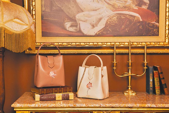 My Story and I追夢薔薇，大容量水桶包，搭配薔薇花刺繡凸顯女性氣質，四色可選。（My Story and I提供）