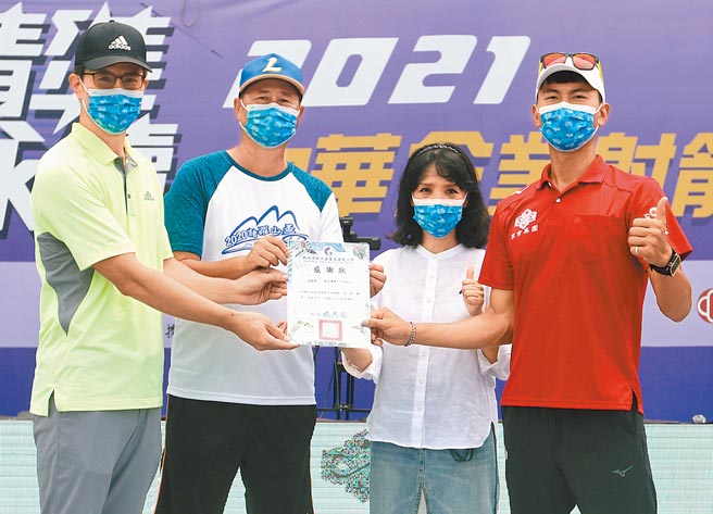 魏均珩（右起）和華美720副總許美惠致贈「WEI一箭穿心鏡」給麗園國小少棒隊教練陳憲章和後援會會長陳志瑋。（720運動眼鏡提供）