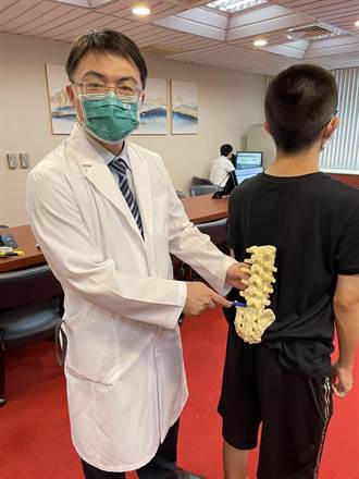 14歲少年腰椎滑脫下背痛 中榮靠創新「前位槓桿式矯正法」復位