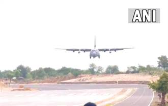印度戰備道演習 國防與交通部長搭C-130降落高速公路