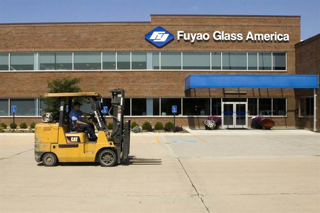2014年福耀玻璃在美国设厂(图)，因为它是陆企在美国最大投资案而名噪一时，好莱坞还以它为背景拍了一部电影《美国工厂》，描述大陆企业不同管理方式所造成的文化衝击。（图／中新社)