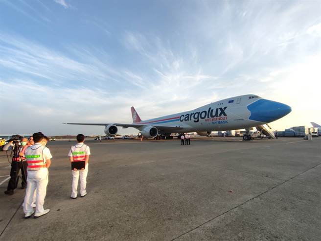 第2批约91万剂BNT疫苗，9日清晨5时41分运抵桃园国际机场。(陈麒全摄)