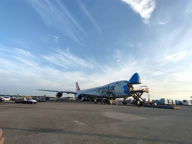 第2批约91万剂BNT疫苗，9日清晨5时41分运抵桃园国际机场。(陈麒全摄)