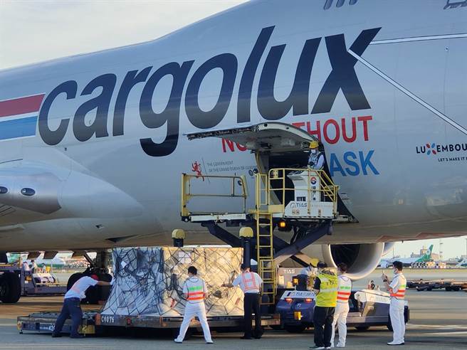 第2批约91万剂BNT疫苗，9日清晨5时41分运抵桃园国际机场。(陈麒全摄)