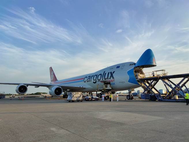 第2批约91万剂BNT疫苗，9日清晨5时41分运抵桃园国际机场。(陈麒全摄)