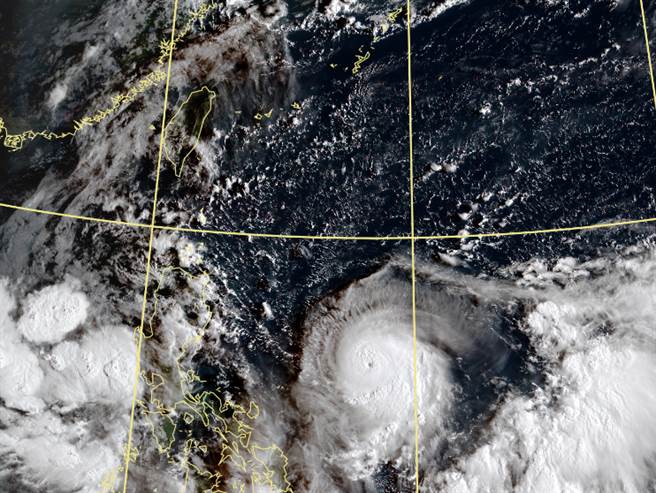 強烈颱風璨樹直撲台灣，今年至今最強風雨，將在周末發威。（中央氣象局提供）