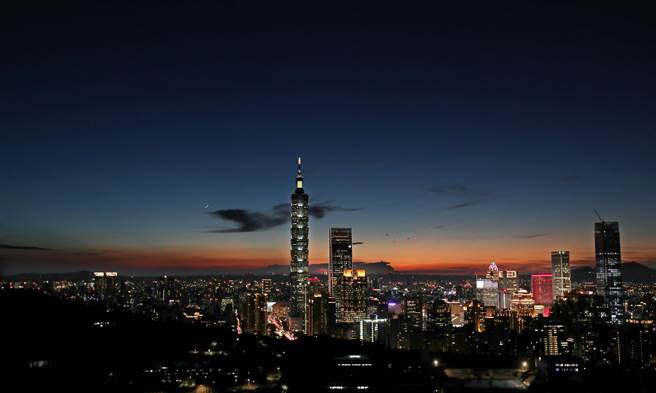 颱風來襲前晴朗無雲，台北盆地昨天傍晚的天空色彩特別迷人。（鄭任南攝）
