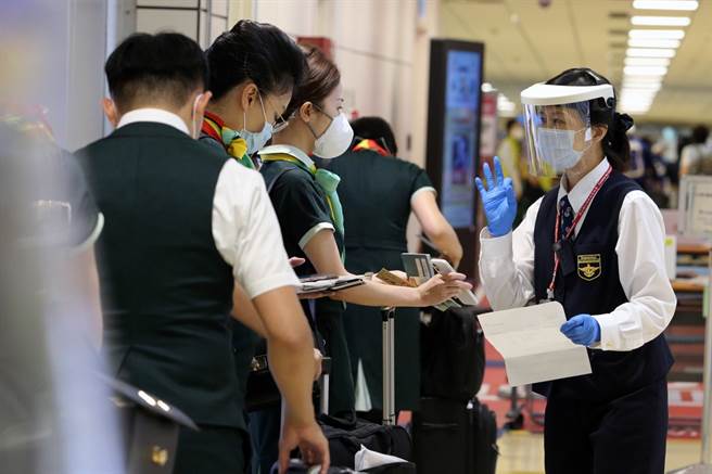长荣机师在加强自主管理期间，私自去诊所就医，导致桃园某诊所被迫关门14天，全员送集中检疫所隔离。图为机组员入境的画面。（陈麒全摄）