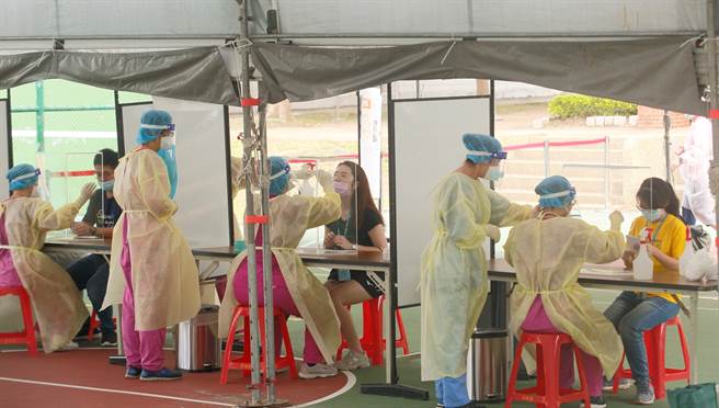 麻醉护师染疫，扩大採检1100人全数皆阴性，让施景中忍不住感嘆说，我们蛮厉害的。图为民眾接受採检的画面。（资料照／张铠乙摄）