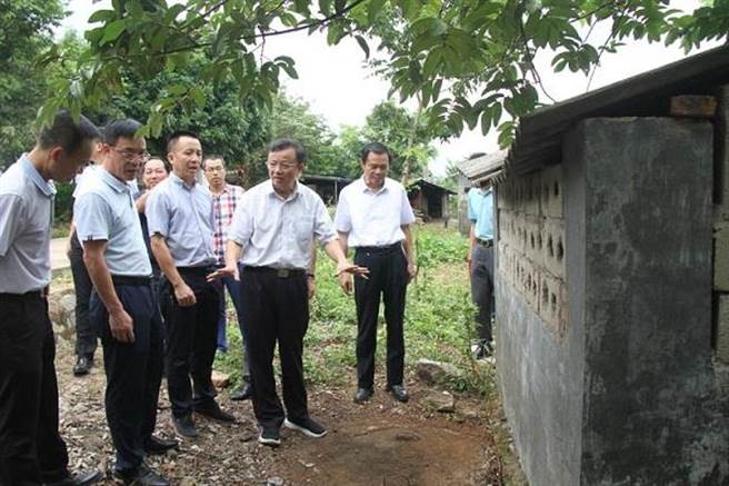 前樂東縣委書記吳川祝調研農村「廁所革命」推進工作。（海南在線新聞）