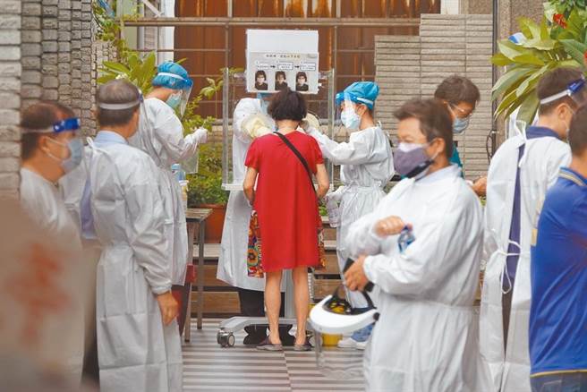 新北板桥某社区6人确诊，大楼住户全数筛检、911人隔离。（黄世麒摄）