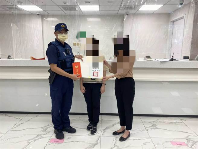 员警表示，来路不明的钱财，匯入自身帐户，恐遭诈骗集团利用，胡男这才惊觉此举恐构成为犯罪，并主动配合员警调查。（警方指出）