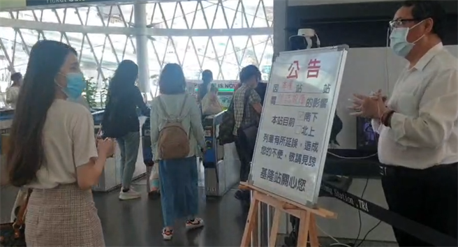 火车站大厅挤满人潮，许多通勤上班族、学生急得跳脚。（翻摄照片／陈彩玲基隆传真）