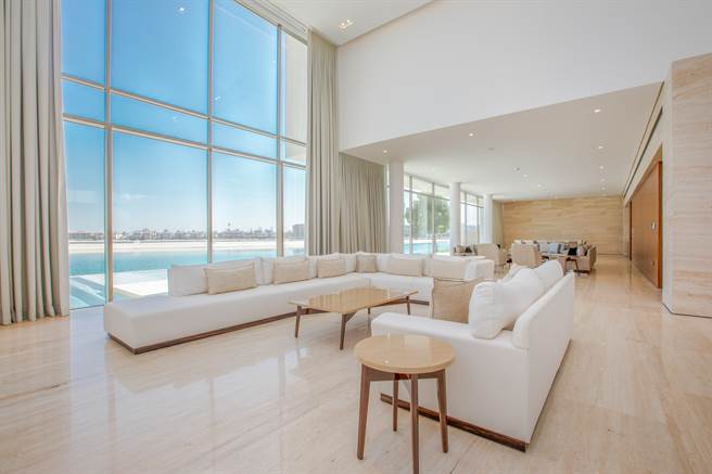 1名网友爆料他的姑姑因为经济条件不佳，竟陆续下4个孩子，并用低收入户身分、育儿津贴等补助金住在豪华大房内，每个月租金破万。（示意图/Shutterstock提供）