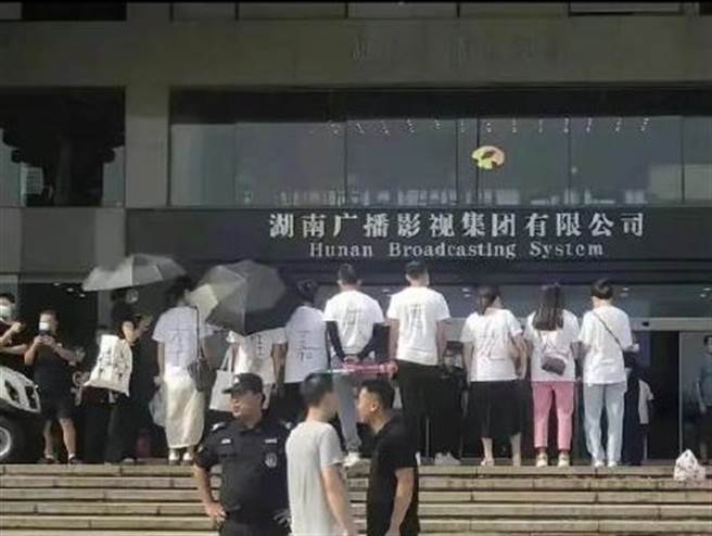 大陆民眾在电视台门口抗议，哭喊李维嘉骗血汗钱。（图／微博）