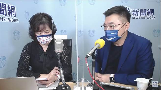 江启臣上午戴上「战斗到底」口罩接受《千秋万世》广播专访。（摘自千秋万世直播 )