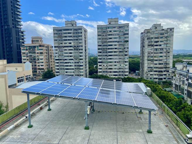 北市府在6个行政区的市有房地屋顶，提供设置公民电厂，欢迎各界法人投标。图为关渡国中太阳能板。（北市产发局提供／张颖齐台北传真）