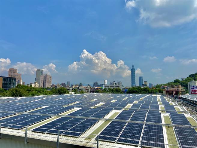 北市府在6个行政区的市有房地屋顶，提供设置公民电厂，欢迎各界法人投标。图为长兴净水厂太阳能板。（北市产发局提供／张颖齐台北传真）