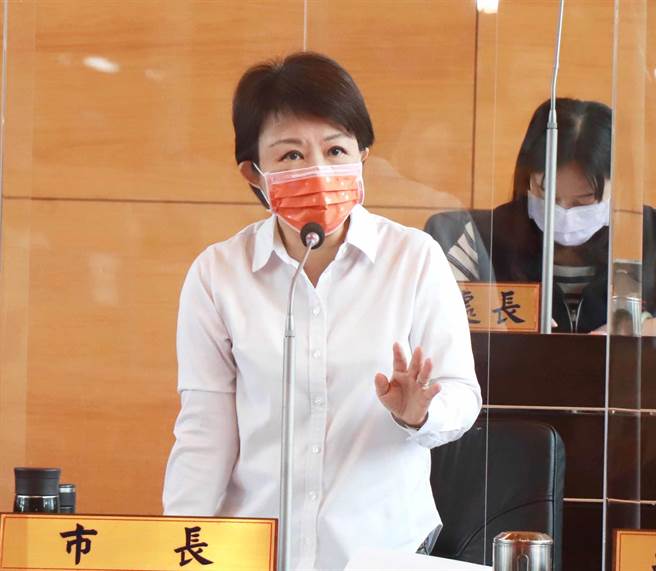 市長盧秀燕強調，請各校教職同仁加強注意，學生打完疫苗不適合做激烈運動，並提醒多喝水通令各校在現場注意與提醒。（陳世宗攝）