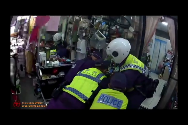 警方接获通报到场后，陈男仍在住宅内对妹妹动粗。（基隆市警局提供／陈彩玲基隆传真）