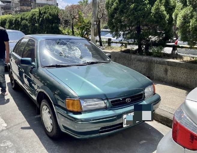 陈姓男子昨天中午与家人发生口角，涉嫌砸毁社区3部小客车泄愤。（基隆市警局提供／陈彩玲基隆传真）